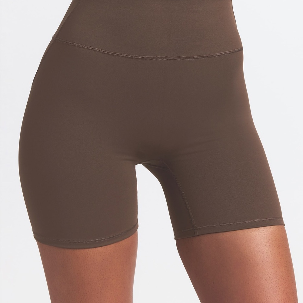 NikeSKIMS Matte 
Women's High-Waisted 5" Biker Shorts NWT